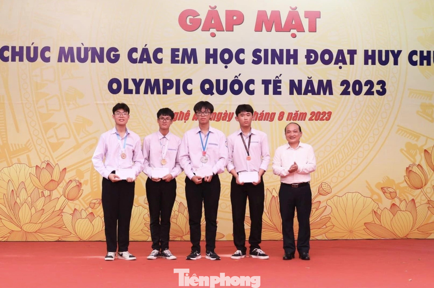 Ông Nguyễn Thanh Hiền - Chủ tịch Hội Khuyến học tỉnh tặng quà chúc mừng 4 học sinh đạt giải.