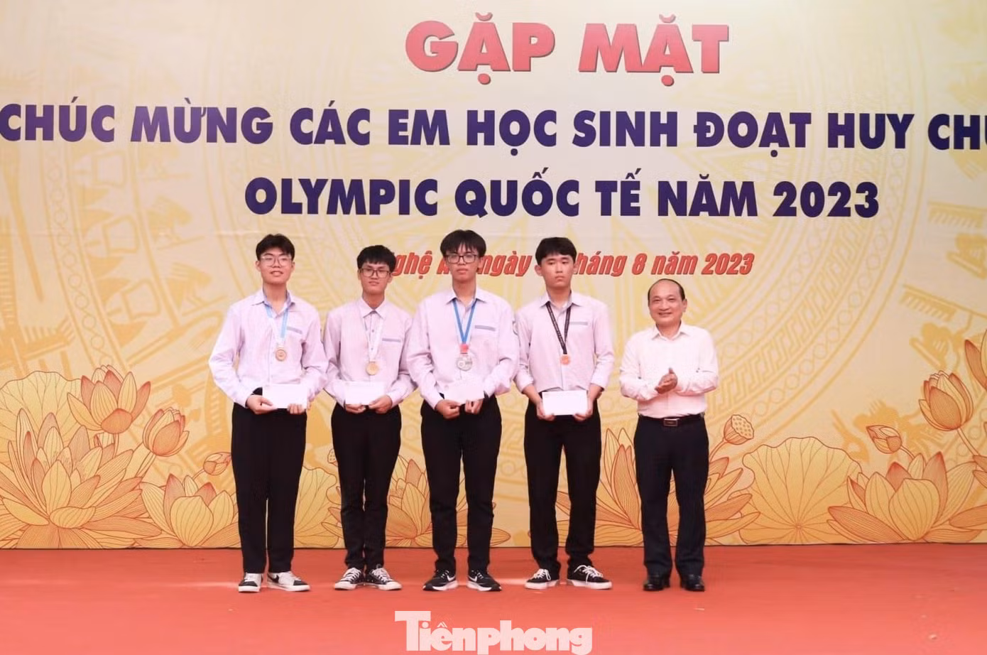 Ông Nguyễn Thanh Hiền - Chủ tịch Hội Khuyến học tỉnh tặng quà chúc mừng 4 học sinh đạt giải.
