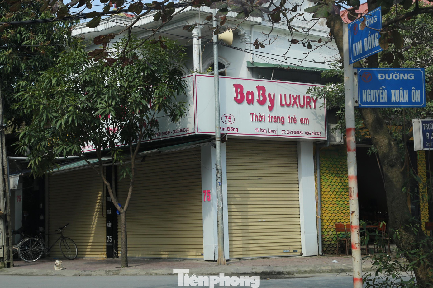 Ghi nhận sáng 25/2, tại các tuyến phố kinh doanh sầm uất nhất ở TP Vinh như Nguyễn Văn Cừ, Nguyễn Sỹ Sách, Kim Đồng,… không khó để bắt gặp hình ảnh nhiều cơ sở kinh doanh vẫn đóng cửa dù Tết Nguyên đán đã qua lâu, thậm chí nhiều ki ốt còn treo biển hoàn trả mặt bằng, báo chuyển nhượng, cho thuê...