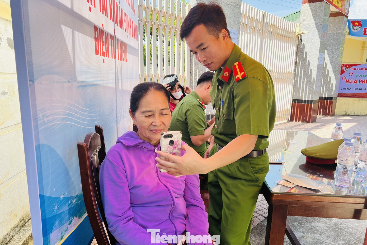 Công an hướng dẫn người dân đăng ký, kích hoạt và sử dụng tài khoản định danh điện tử mức độ 1, mức độ 2, công tác bảo mật thông tin.