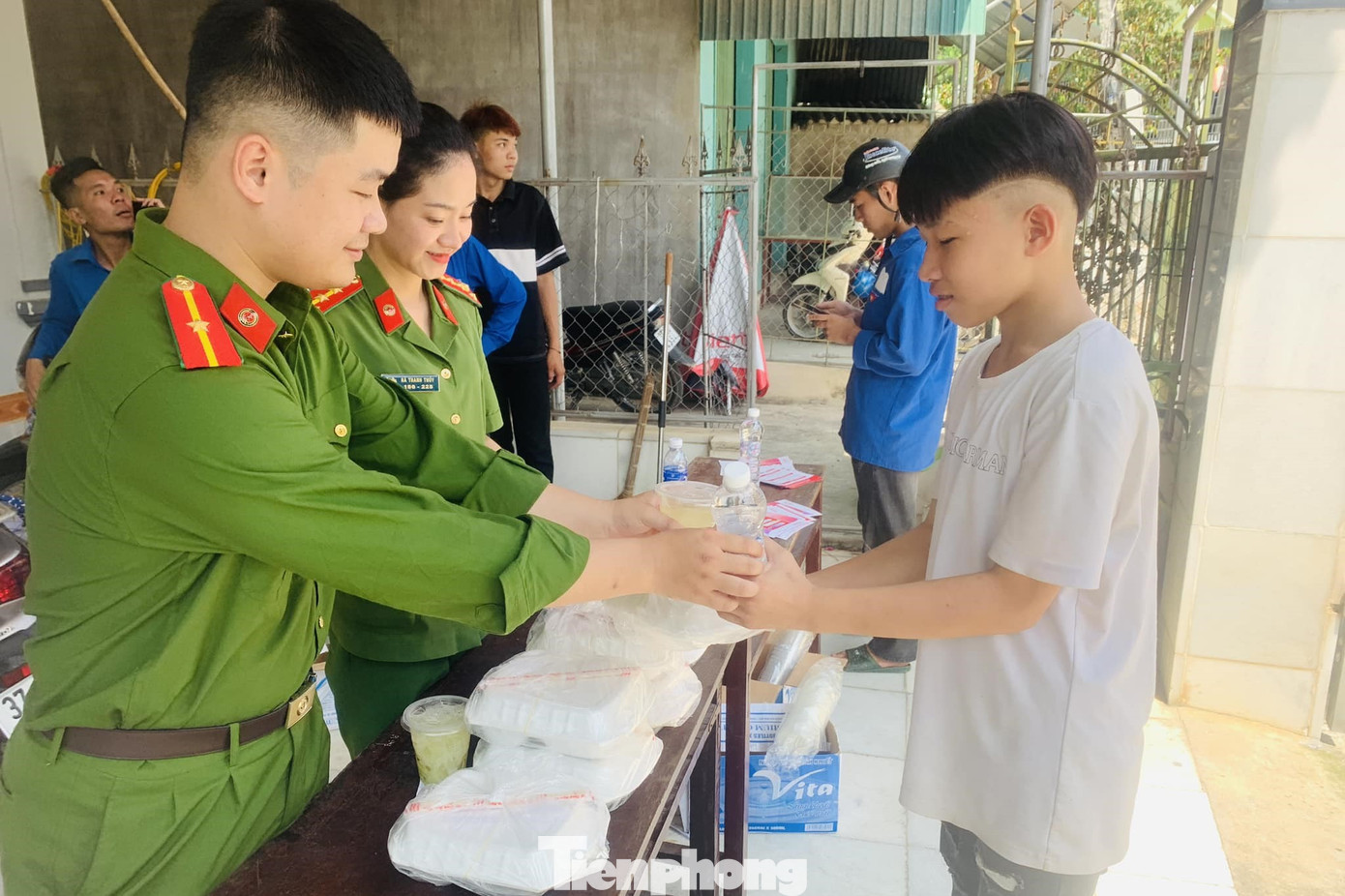 Những suất cơm nóng hổi tiếp sức cho các sĩ tử tự tin vượt vũ môn