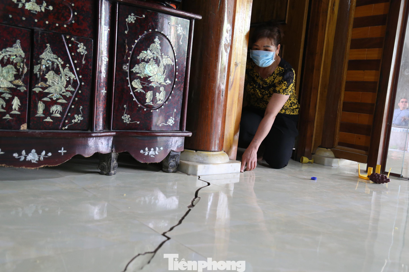 Ngôi nhà mới xây dựng của bà Nga xuất hiện vết nứt dài