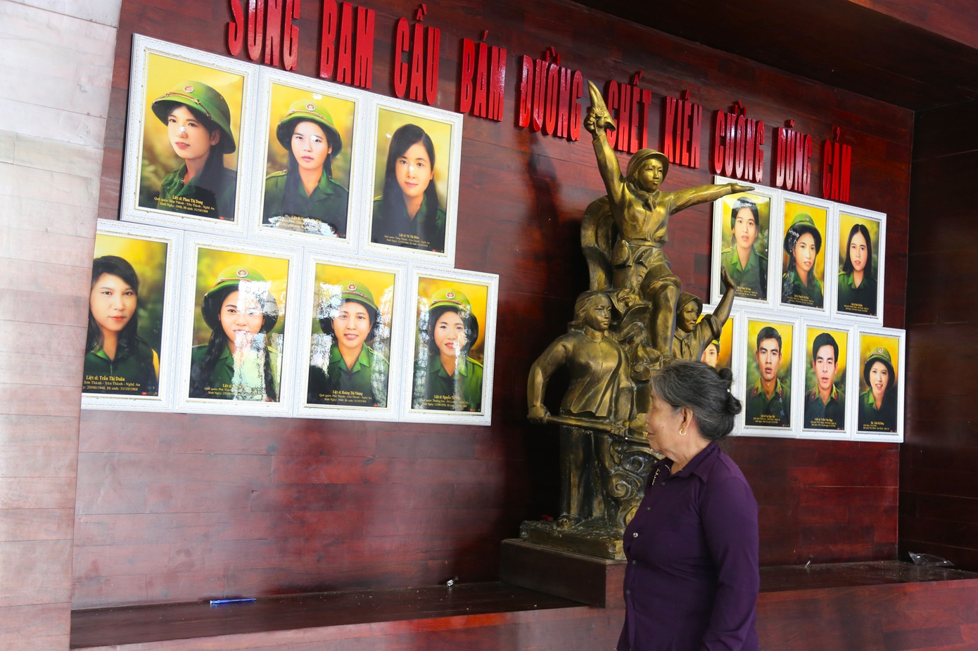 Những hiện vật nhuốm màu thời gian, những tấm hình lưu niệm tại nhà truyền thống Khu di tích Truông Bồn như gợi nhắc về những năm tháng sống và chiến đấu, ác liệt mà hào hùng của quân dân ta.