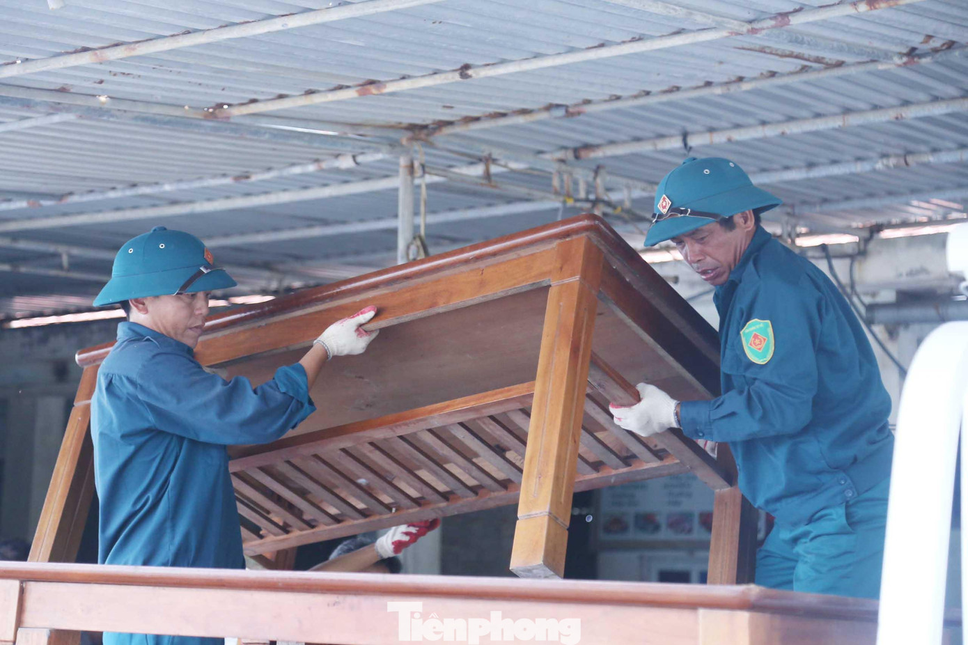 Cùng ngày, lực lượng quản lý trật tự đô thị đã giúp anh Hoàng Văn Mùi, chủ ki-ốt 196 Mùi Vân bốc xếp các vật dụng lên xe chuyên dụng và vận chuyển, đưa đến vị trí mới theo đề nghị của anh Mùi.