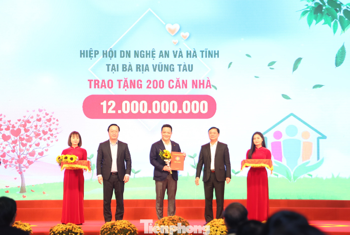 Ông Thái Thanh Quý - Ủy viên Ban Chấp hành T.Ư Đảng, Bí thư Tỉnh ủy, Trưởng đoàn ĐBQH, Chủ tịch HĐND tỉnh; ông Nguyễn Đức Trung - Phó Bí thư Tỉnh ủy, Chủ tịch UBND tỉnh Nghệ An trao Thư cảm ơn và tặng hoa tri ân các doanh nghiệp, tổ chức, cá nhân ủng hộ chương trình.