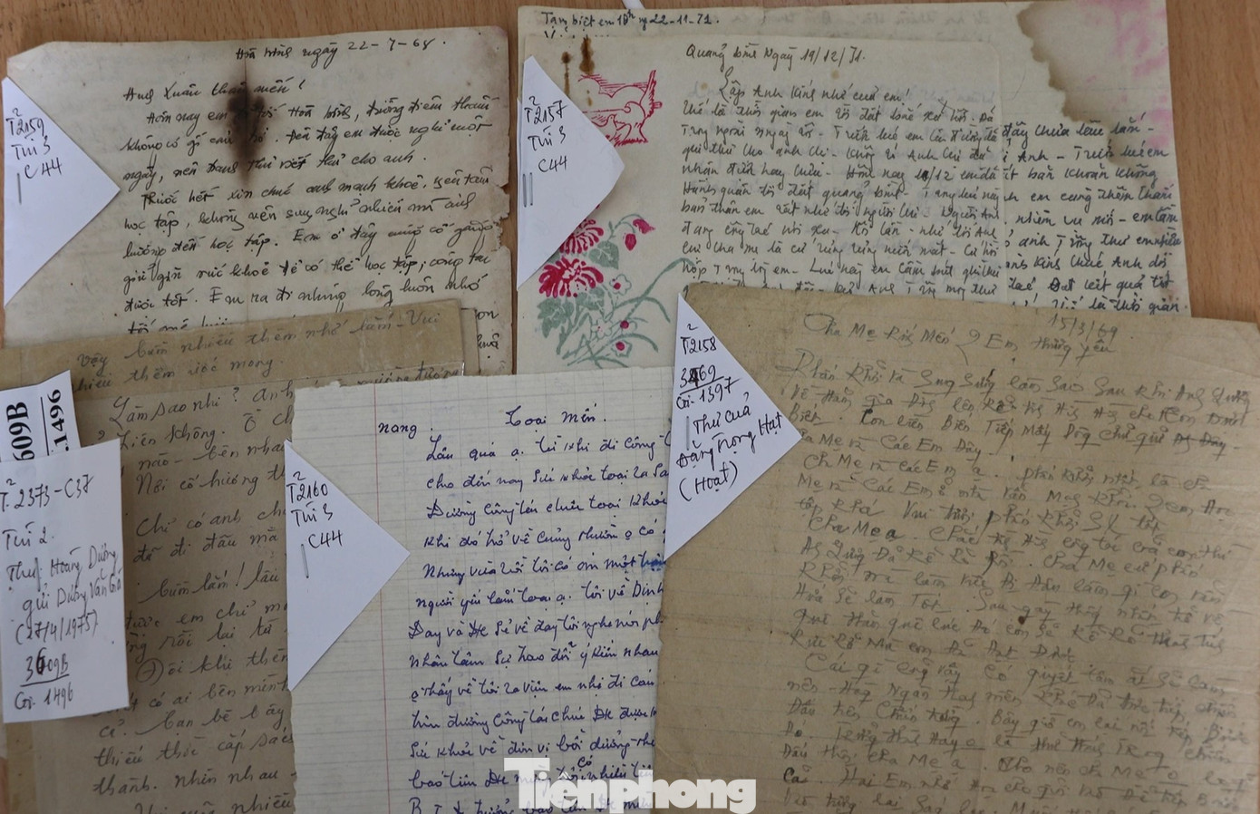 136 lá thư của liệt sĩ Nguyễn Anh Mậu (đoàn vận tải quân y chiến lược) do bà Hoàng Thị Síu (quê Hưng Yên) tặng Bảo tàng được trưng bày một khu riêng. Vợ chồng liệt sĩ Mậu và bà Síu quy ước cứ 16 ngày phải viết thư cho nhau một lần. Trong thư, họ kể cho nhau nghe mỗi bước đường hành quân, những hiểm nguy có thể gặp nhưng không vì thế mà bi lụy.