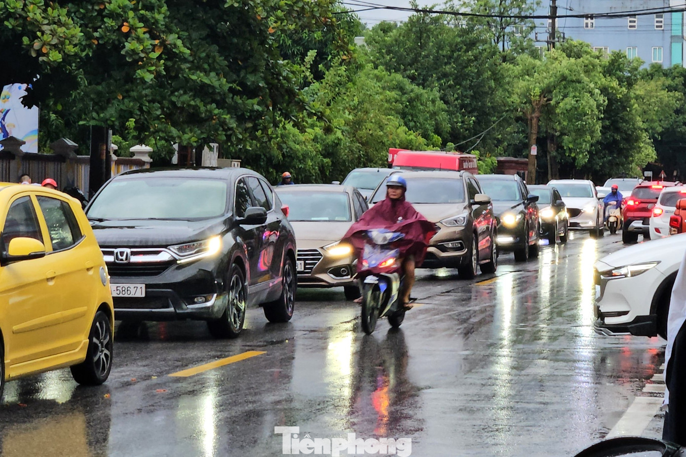 Xe cộ xếp thành hàng dài vì không thể di chuyển. Nhiều tài xế bấm còi inh ỏi; một số phương tiện đành phải đi trên vỉa hè hoặc quay đầu vì phải chờ đợi quá lâu.