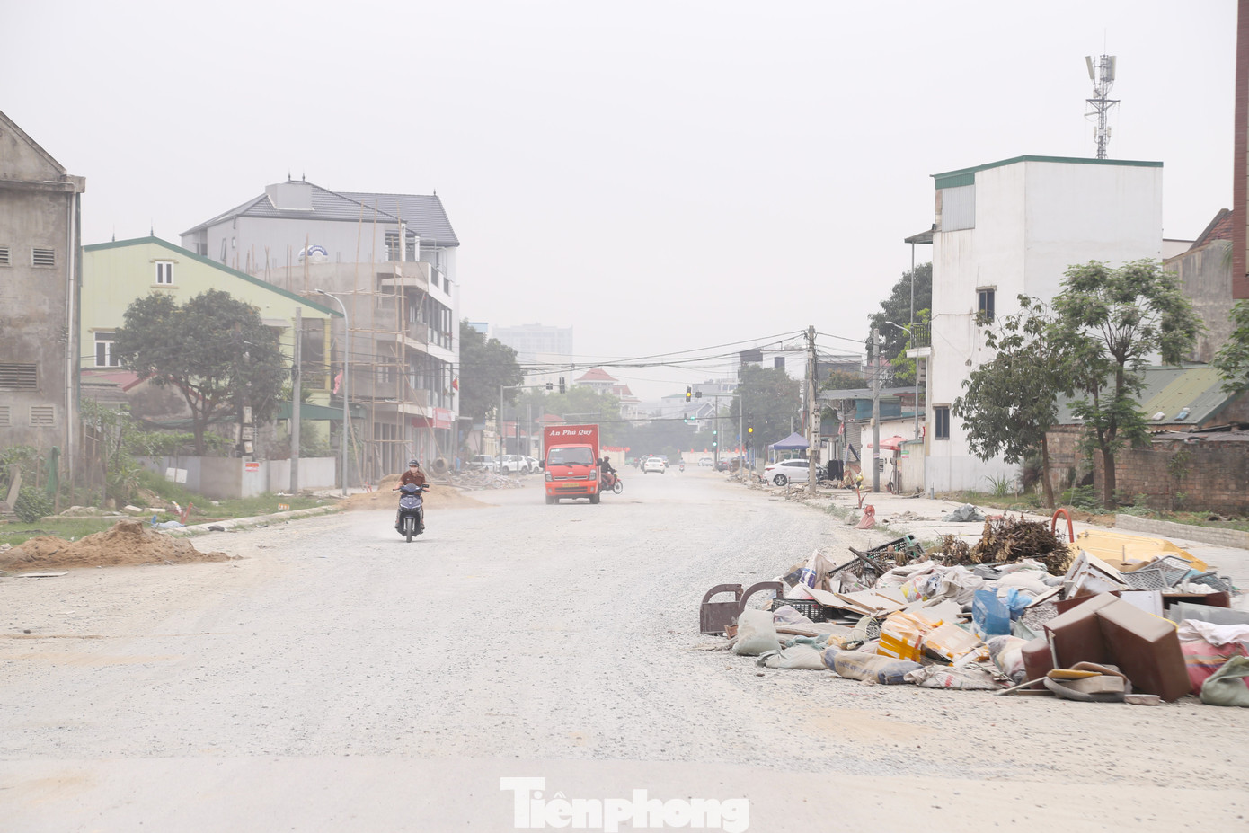 Theo Ban quản lý Dự án Đầu tư xây dựng TP Vinh, dự án đang được triển khai nhưng chưa thể hoàn thành do vướng mặt bằng. Hiện, gần 400m từ nút giao Nguyễn Đức Cảnh đến nút giao với Quốc lộ 1A đường Lê Lợi đã thử tải xong; hạ tầng hệ thống chiếu sáng cơ bản hoàn thành. Vỉa hè 2 bên đường đang được thi công và lắp đặt bó vỉa hè. Nhằm đảm bảo an toàn giao thông và chống ùn tắc, theo thiết kế, đường Lý Thường Kiệt kéo dài có 3 cụm đèn tín hiệu giao thông. Trong đó, 2 cụm đèn tại nút giao với đường Nguyễn Văn Cừ và Nguyễn Đức Cảnh đã xong, còn cụm đèn tại nút giao với đường Lê Lợi đang khảo sát, xây dựng phương án. Theo Ban quản lý Dự án Đầu tư xây dựng TP Vinh, dự án đang được triển khai nhưng chưa thể hoàn thành do vướng mặt bằng. Hiện, gần 400m từ nút giao Nguyễn Đức Cảnh đến nút giao với Quốc lộ 1A đường Lê Lợi đã thử tải xong; hạ tầng hệ thống chiếu sáng cơ bản hoàn thành. Vỉa hè 2 bên đường đang được thi công và lắp đặt bó vỉa hè. Nhằm đảm bảo an toàn giao thông và chống ùn tắc, theo thiết kế, đường Lý Thường Kiệt kéo dài có 3 cụm đèn tín hiệu giao thông. Trong đó, 2 cụm đèn tại nút giao với đường Nguyễn Văn Cừ và Nguyễn Đức Cảnh đã xong, còn cụm đèn tại nút giao với đường Lê Lợi đang khảo sát, xây dựng phương án.