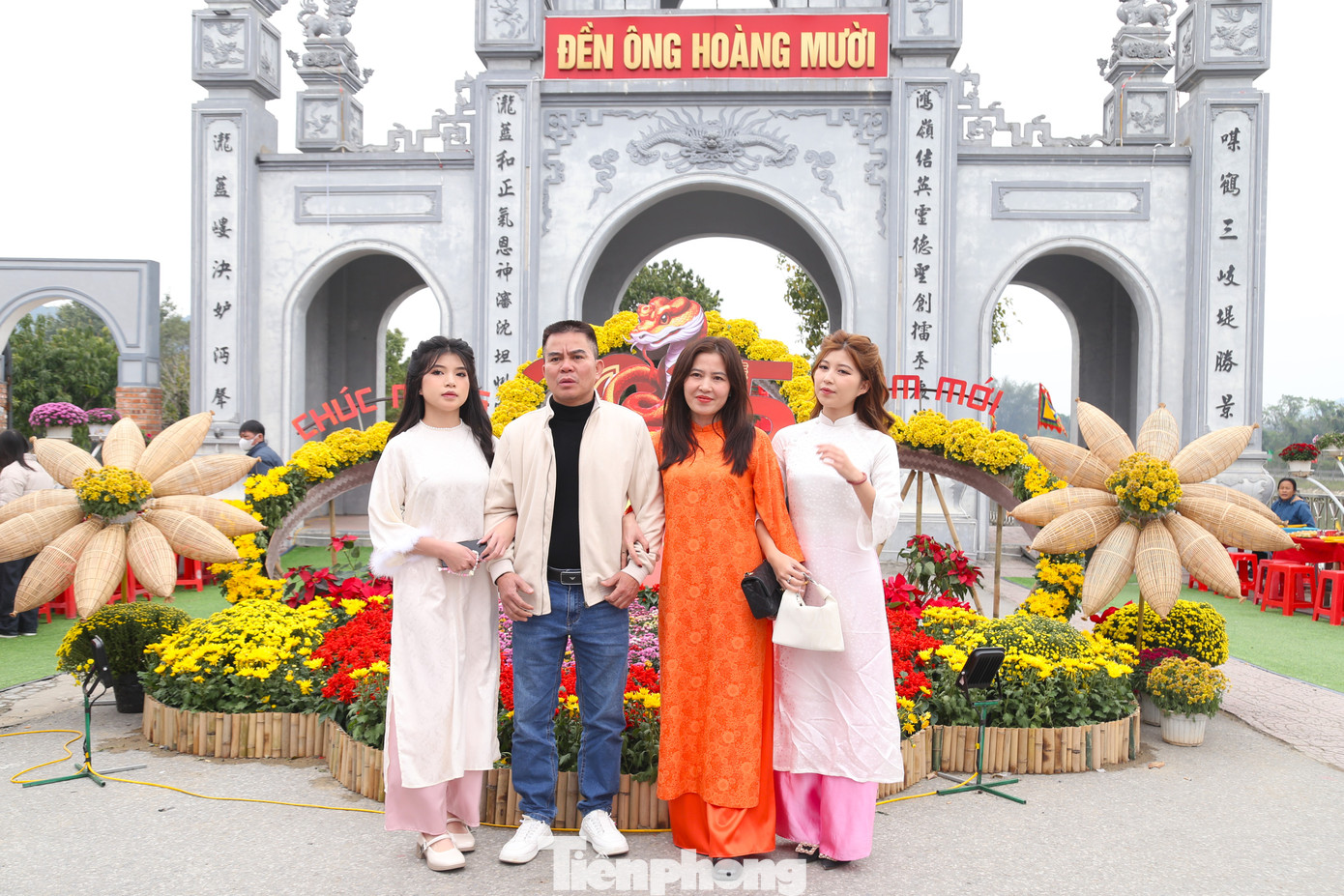 Những ngày đầu Xuân năm mới, xung quanh Đền Ông Hoàng Mười được trang trí nhiều điểm check - in đầy màu sắc, phục vụ người dân và du khách lưu giữ các hình ảnh đẹp khi đến đền. Những ngày đầu Xuân năm mới, xung quanh Đền Ông Hoàng Mười được trang trí nhiều điểm check - in đầy màu sắc, phục vụ người dân và du khách lưu giữ các hình ảnh đẹp khi đến đền.