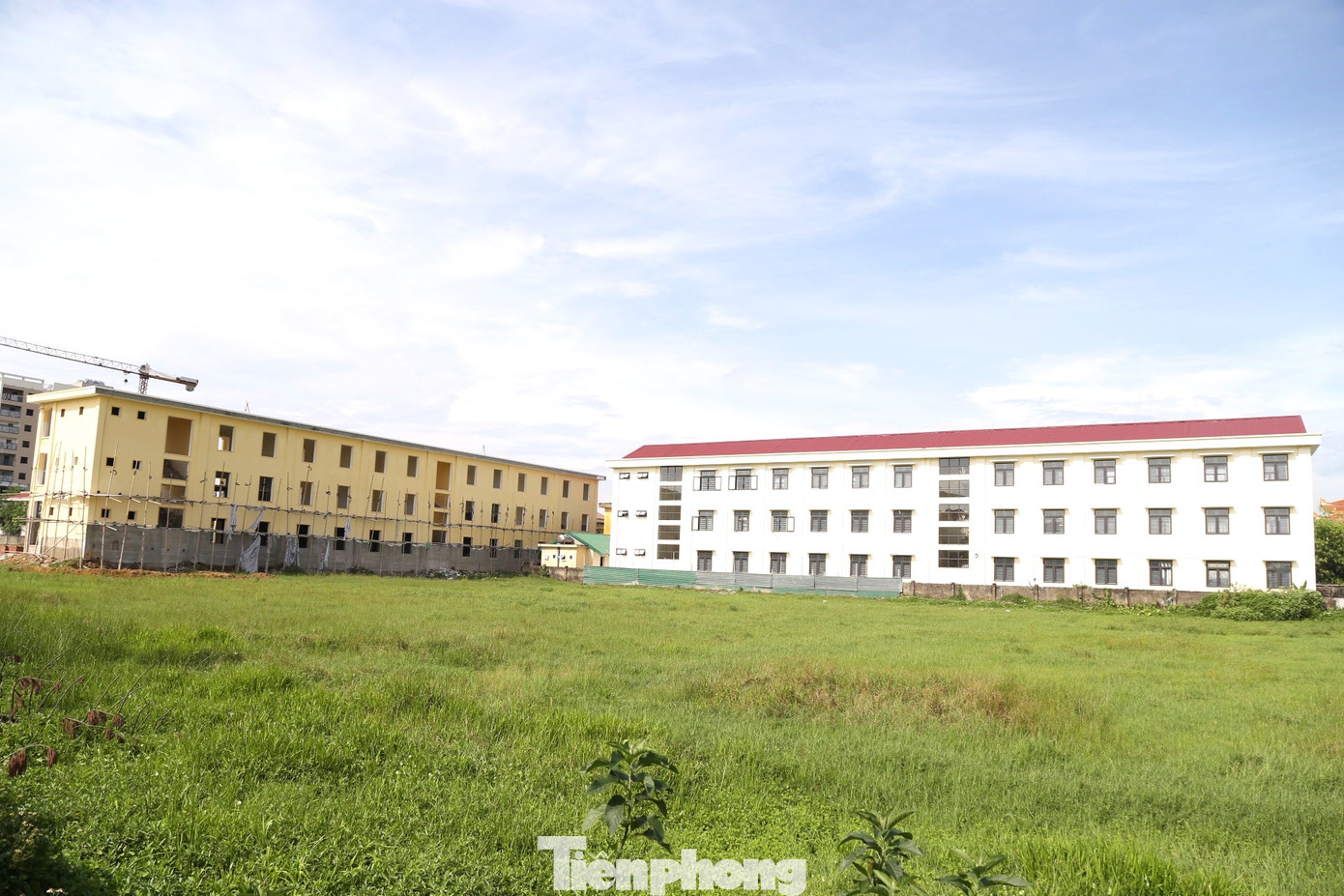 Dự án mở rộng Trường Tiểu học Nghi Kim, TP Vinh, Nghệ An bắt đầu được triển khai từ tháng 9/2022. Tổng mức đầu tư của tòa nhà là hơn 14 tỷ đồng, chưa kể phần đền bù giải phóng mặt bằng và xây dựng sân trường phía trước. Công trình được xây dựng trên diện tích đất nông nghiệp tại cánh đồng Đông Trường, xã Nghi Kim, TP Vinh. Đến nay, dự án đã sắp hoàn thành và đưa vào hoạt động, nhưng công tác đền bù, giải phóng mặt bằng vẫn chưa hoàn thành.