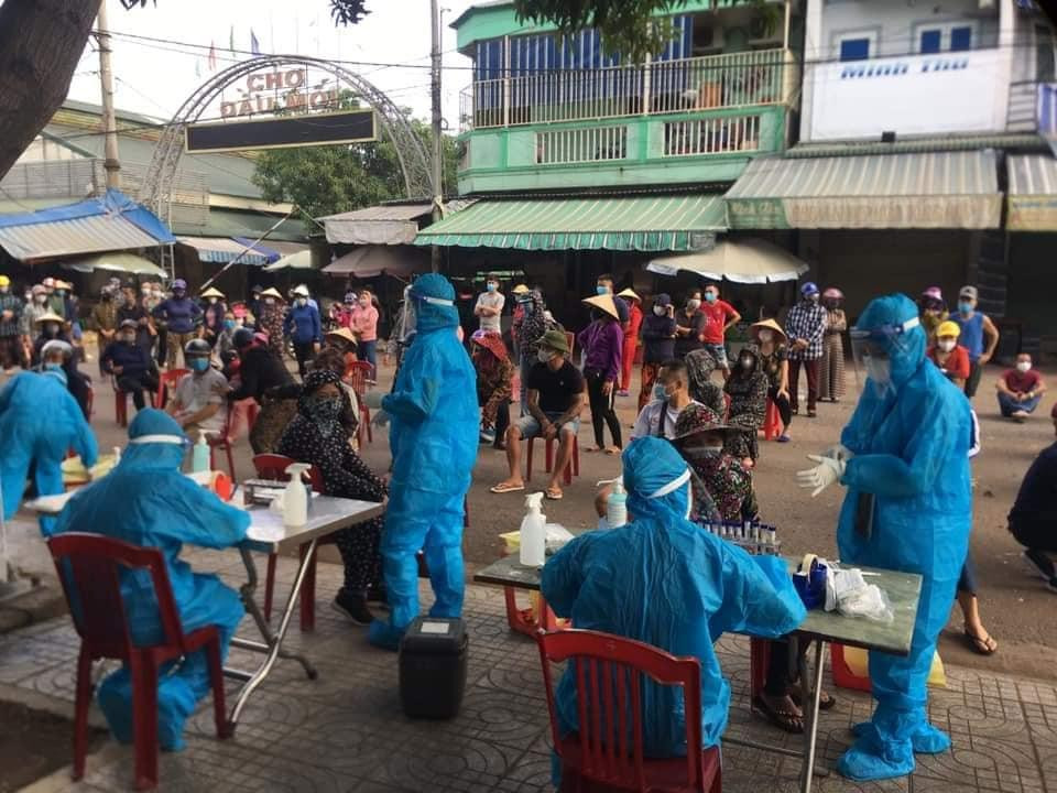 Lấy mẫu xét nghiệm cho người dân tại chợ đầu mối Vinh Lấy mẫu xét nghiệm cho người dân tại chợ đầu mối Vinh