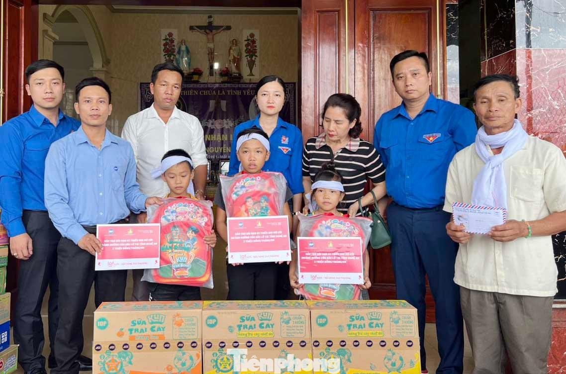 Hội đồng Đội Trung ương nhận bảo trợ ba em nhỏ có bố mẹ bị lũ cuốn trôi.