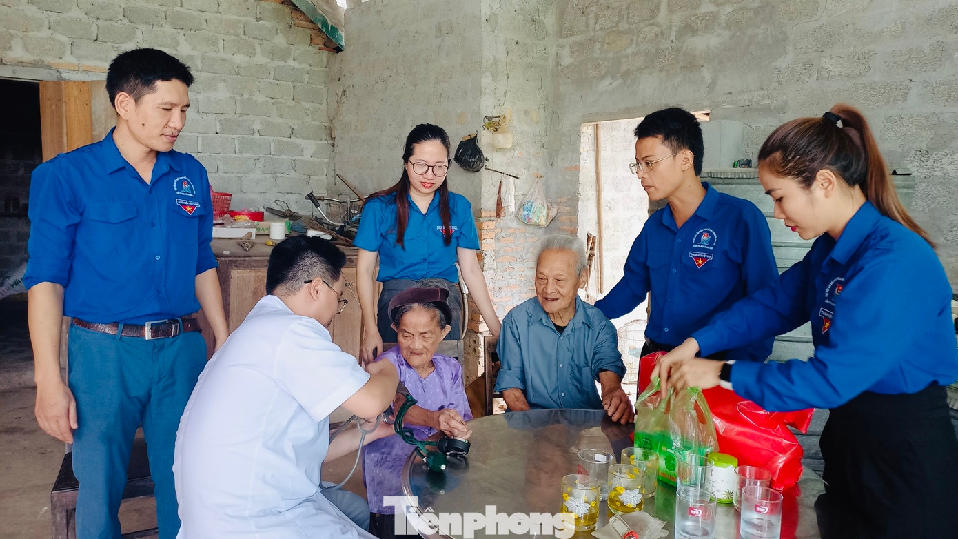 “Thấm nhuần đạo lý “Uống nước nhớ nguồn” của dân tộc, những năm qua, tuổi trẻ huyện Anh Sơn đã phát huy tinh thần xung kích tình nguyện trong các hoạt động đền ơn đáp nghĩa. Mỗi việc làm ý nghĩa, nhân văn của tuổi trẻ gửi gắm tấm lòng tri ân người có công trên địa bàn”, anh Quỳnh chia sẻ.