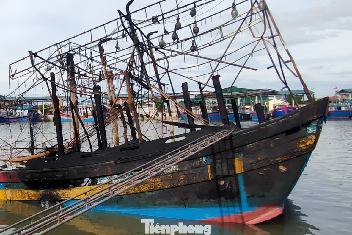 Liên tiếp các tàu bị cháy, không khí ở cảng cá thời điểm này vô cùng hỗn loạn. Nhiều chủ tàu, người dân đã hô hoán nhau dập lửa, di chuyển phương tiện đến nơi khác để tránh cháy lan.