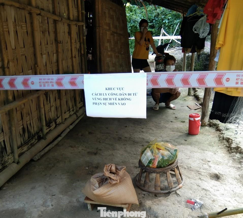 Chính quyền địa phương hỗ trợ lương thực, thực phẩm cho người dân cách ly. Những người này sẽ chờ cán bộ trực đi xa rồi mới ra lấy đồ tiếp tế.