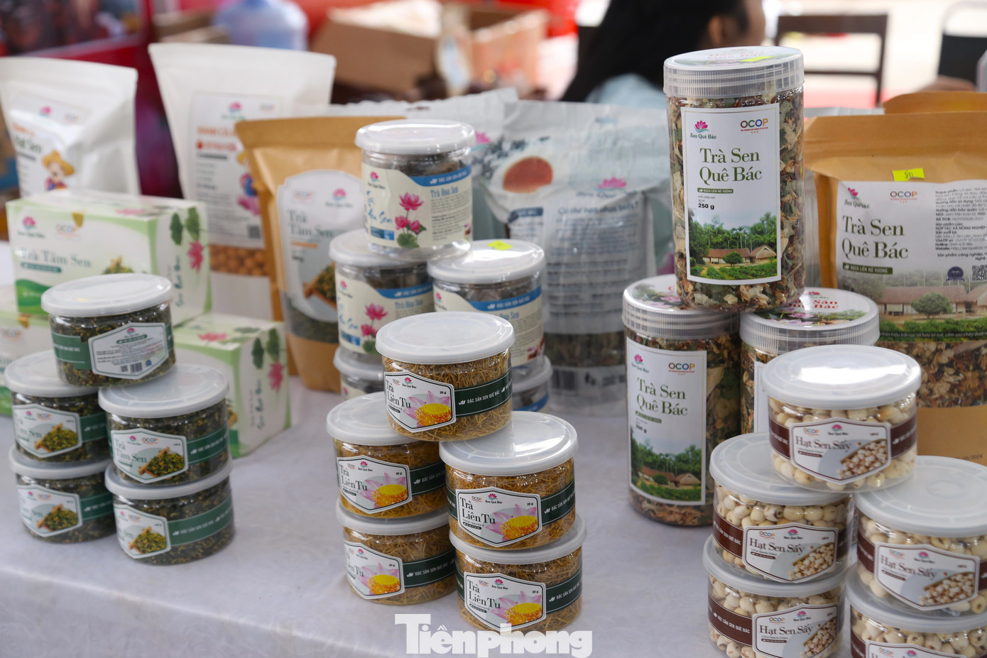 Xôi cốm, bánh chưng cốm Hà Nội, tré Bình Định, các sản phẩm sen quê Bác... có mặt tại hội chợ.