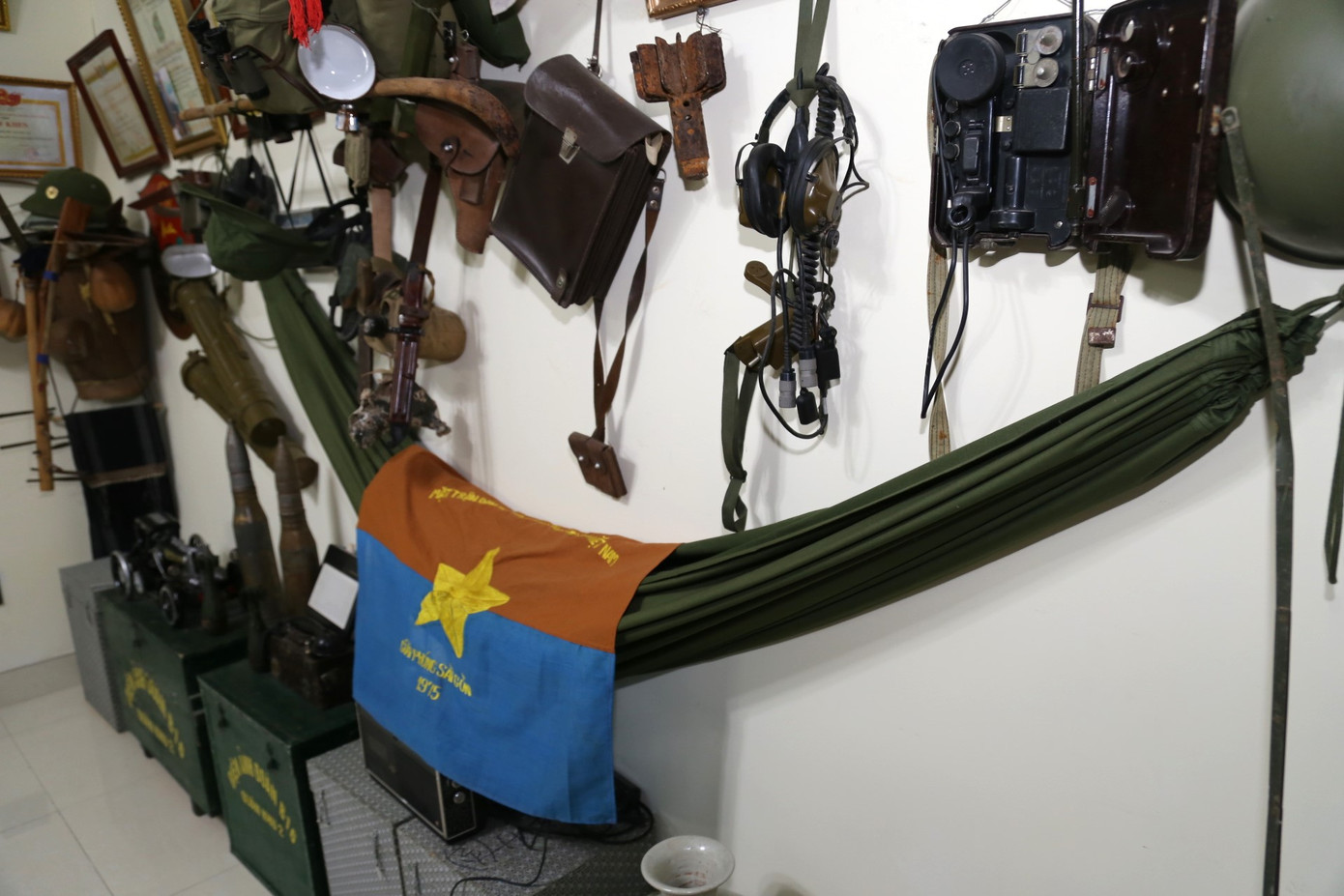 Đi qua sinh tử trong chiến tranh, những ký ức về đồng đội trong ông Lê Mạnh Hải vẫn luôn là nỗi niềm đau đáu. Bởi thế, ngoài công việc kinh doanh, ông dành phần lớn thời gian và tâm huyết trong các hoạt động giúp đỡ, tri ân đồng đội. Tiêu biểu có thể nói đến công trình Nhà bia di tích lịch sử tại hai điểm cao Charlie (1015) và Delta (1049) tại huyện Sa Thầy, tỉnh Kon Tum – ông không chỉ đóng góp ngày công mà còn cả vật chất để hoàn thành xây dựng Nhà bia tưởng niệm trên chiến trường cũ - nơi những người đồng đội cũ của ông đã yên nghỉ tại đây. Hiện tại, 2 nhà bia Di tích lịch sử điểm cao 1015 -1049 tại Sa Thầy, Kon Tum nay đã được xếp hạng Di tích quốc gia đặc biệt tại Quyết định số 93/QĐ-TTg ngày 18/1/2022 của Thủ tướng Chính phủ. Đi qua sinh tử trong chiến tranh, những ký ức về đồng đội trong ông Lê Mạnh Hải vẫn luôn là nỗi niềm đau đáu. Bởi thế, ngoài công việc kinh doanh, ông dành phần lớn thời gian và tâm huyết trong các hoạt động giúp đỡ, tri ân đồng đội. Tiêu biểu có thể nói đến công trình Nhà bia di tích lịch sử tại hai điểm cao Charlie (1015) và Delta (1049) tại huyện Sa Thầy, tỉnh Kon Tum – ông không chỉ đóng góp ngày công mà còn cả vật chất để hoàn thành xây dựng Nhà bia tưởng niệm trên chiến trường cũ - nơi những người đồng đội cũ của ông đã yên nghỉ tại đây. Hiện tại, 2 nhà bia Di tích lịch sử điểm cao 1015 -1049 tại Sa Thầy, Kon Tum nay đã được xếp hạng Di tích quốc gia đặc biệt tại Quyết định số 93/QĐ-TTg ngày 18/1/2022 của Thủ tướng Chính phủ.