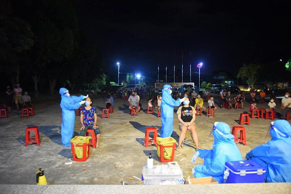 Nhân viên y tế Nghệ An ngày đêm lấy mẫu xét nghiệm COVID-19