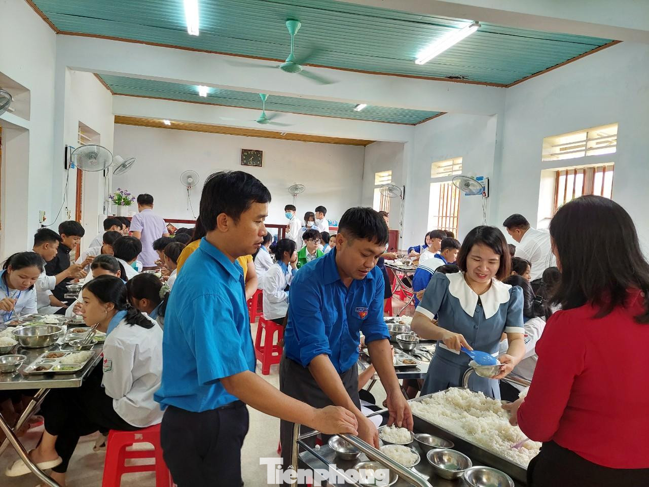 Những bữa cơm nghĩa tình của các thầy cô giáo đã làm vơi đi phần nào vất vả của học sinh vùng ngập lụt.