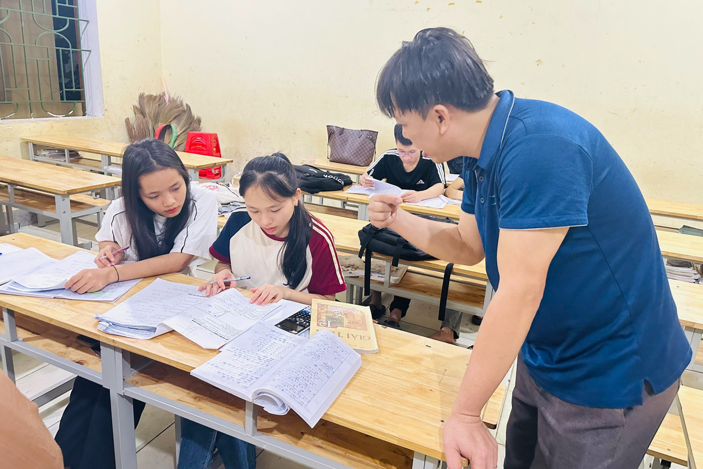 Giáo viên huyện miền núi Nghệ An dạy thêm miễn phí cho học sinh Giáo viên huyện miền núi Nghệ An dạy thêm miễn phí cho học sinh