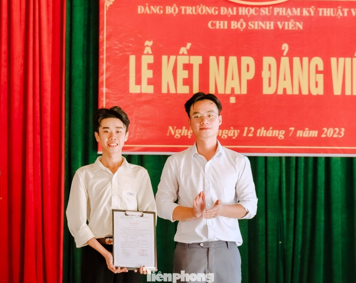 Trần Song Đàn tại buổi lễ kết nạp Đảng Trần Song Đàn tại buổi lễ kết nạp Đảng