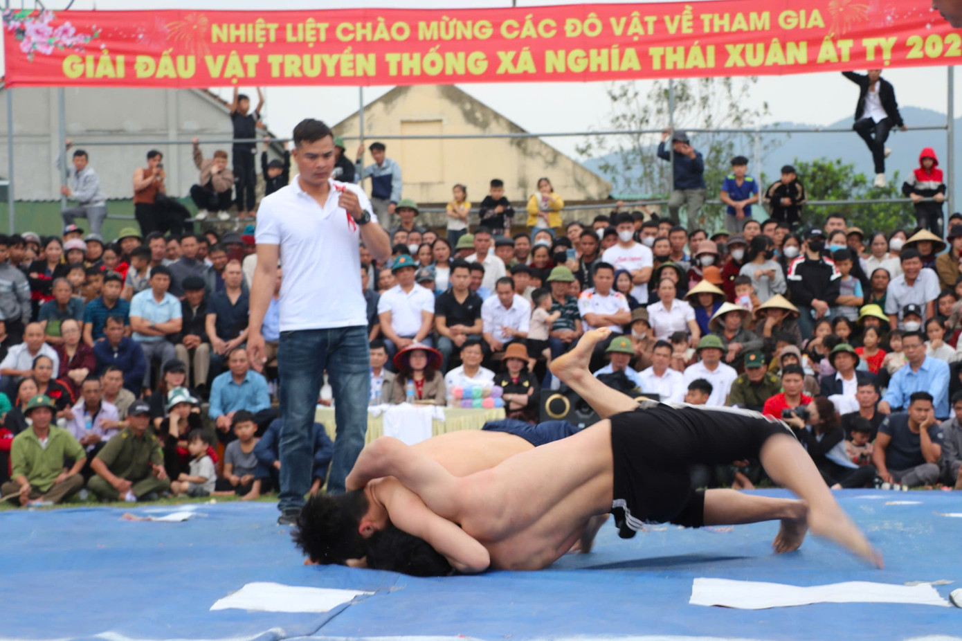 Theo quy định, các đô vật khiến đối thủ ngã, lưng chạm đất sẽ giành chiến thắng. Mỗi đô vật nếu giành chiến thắng liên tiếp không được thi đấu quá 3 trận. Theo quy định, các đô vật khiến đối thủ ngã, lưng chạm đất sẽ giành chiến thắng. Mỗi đô vật nếu giành chiến thắng liên tiếp không được thi đấu quá 3 trận.