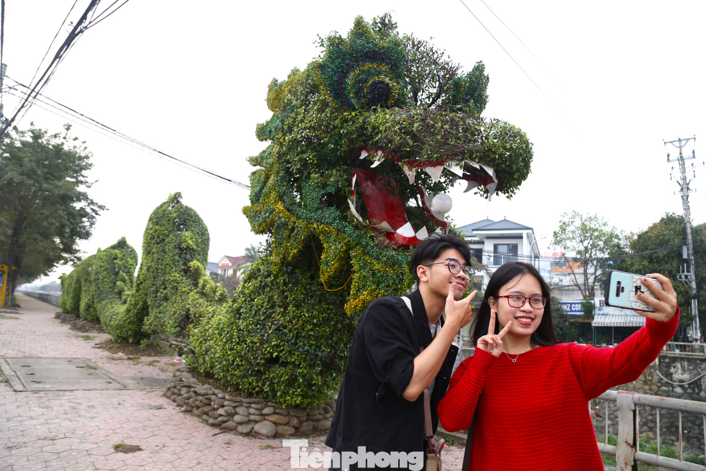 Nhiều bạn trẻ thích thú check-in bên "rồng xanh" chiều 6/2.