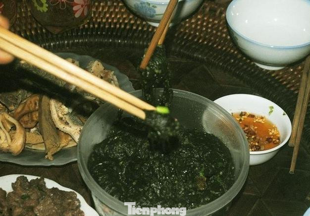 Món rêu đá trông khá giản dị, nhưng là món ngon, lạ miệng, giúp cho bữa ăn ngày Tết thêm đầy đủ phong vị.