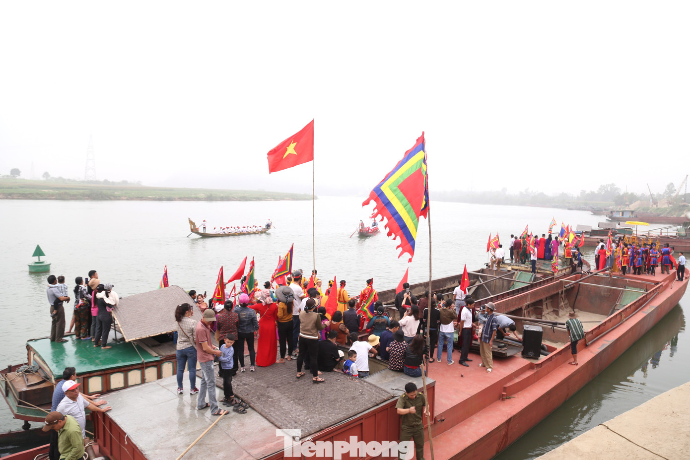 Từ bến Sa Nam, đoàn rước mang theo nhiều tế khí, trống chiêng ngược sông Lam bằng thuyền. Từ bến Sa Nam, đoàn rước mang theo nhiều tế khí, trống chiêng ngược sông Lam bằng thuyền.