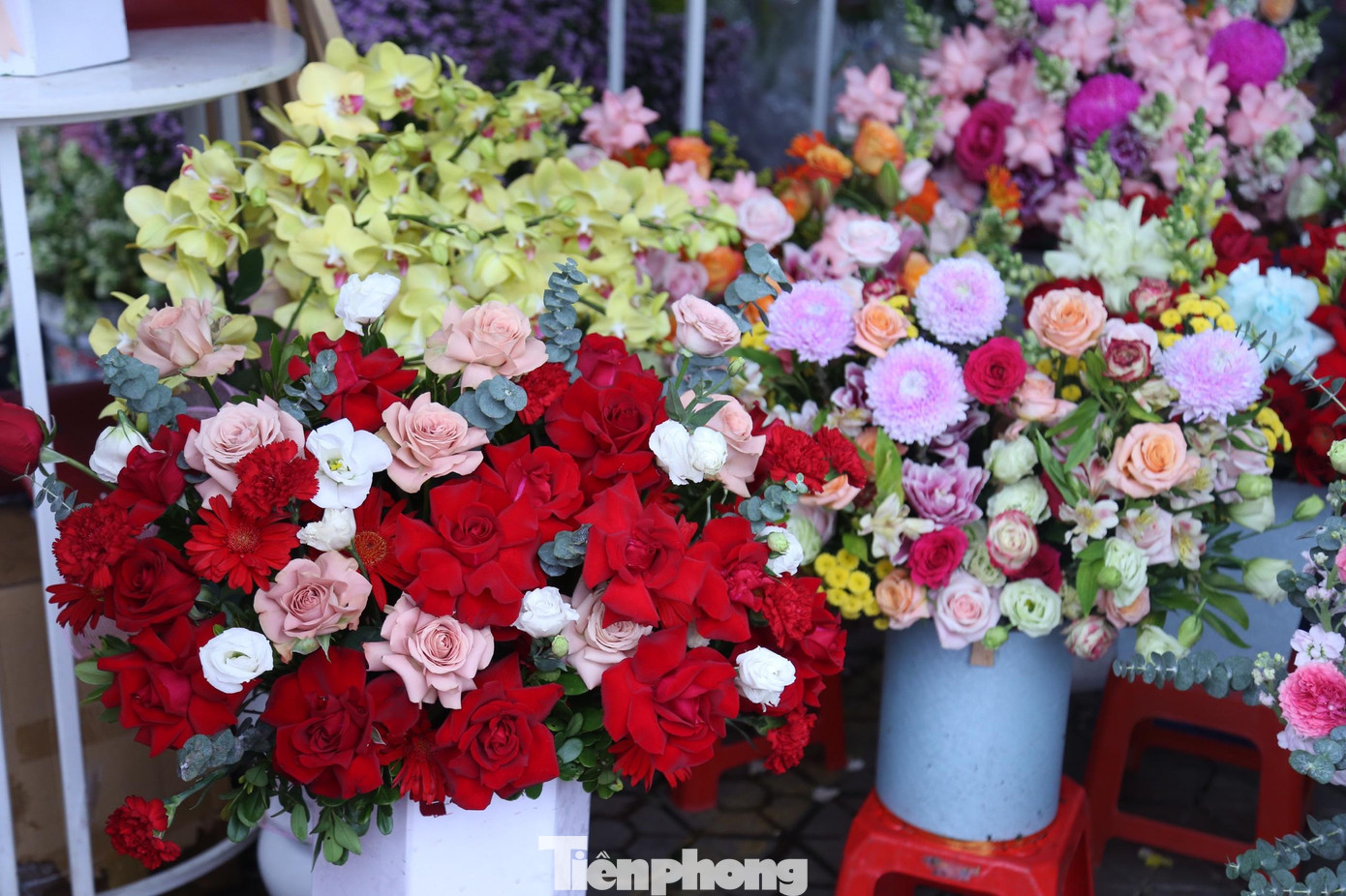 “Dịp lễ 20/10 năm nay, số lượng người đặt hoa tăng gấp 8-9 lần so với ngày thường. Đa phần hoa tươi tại cửa hàng là hoa nhập khẩu như hoa hồng, tulip, mẫu đơn, linh lan, cẩm tú cầu,… Lẵng hoa có giá rẻ nhất giá 500.000 đồng, đắt nhất lên tới 12 triệu đồng”, anh Hà chia sẻ.