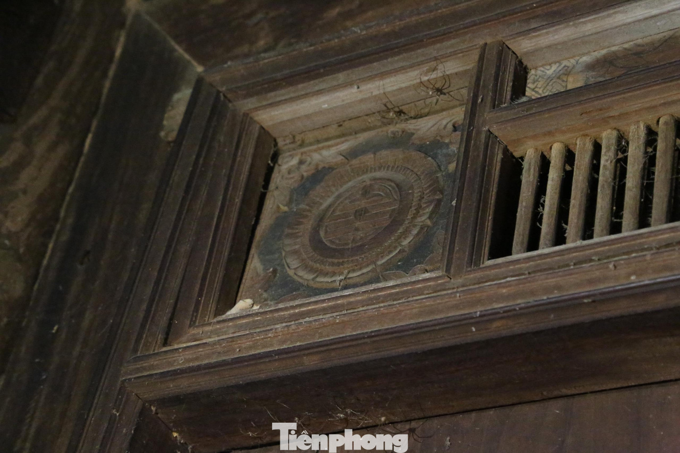 Hoa văn trên những đường kẻ ngôi nhà 6 gian của cụ Phan Thị Liên (77 tuổi) ở làng Thọ, xã Phúc Thành, huyện Yên Thành, Nghệ An. Phía trong những ngôi nhà, phần gỗ được chạm khắc rất công phu.