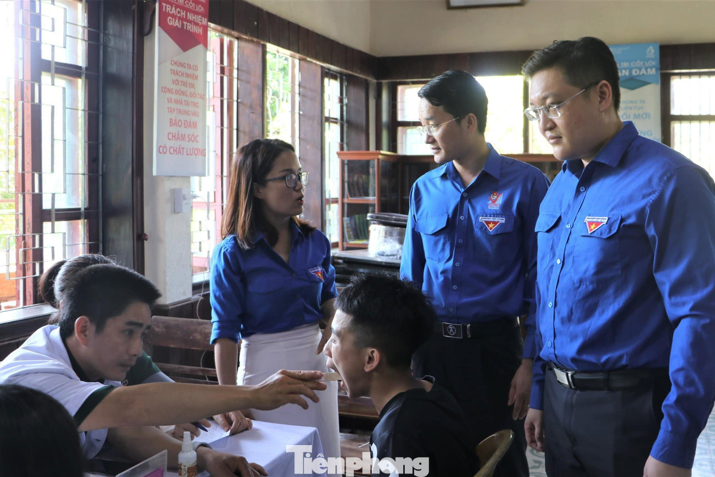 Thăm, khám sức khỏe cho các em học sinh tại Làng SOS.