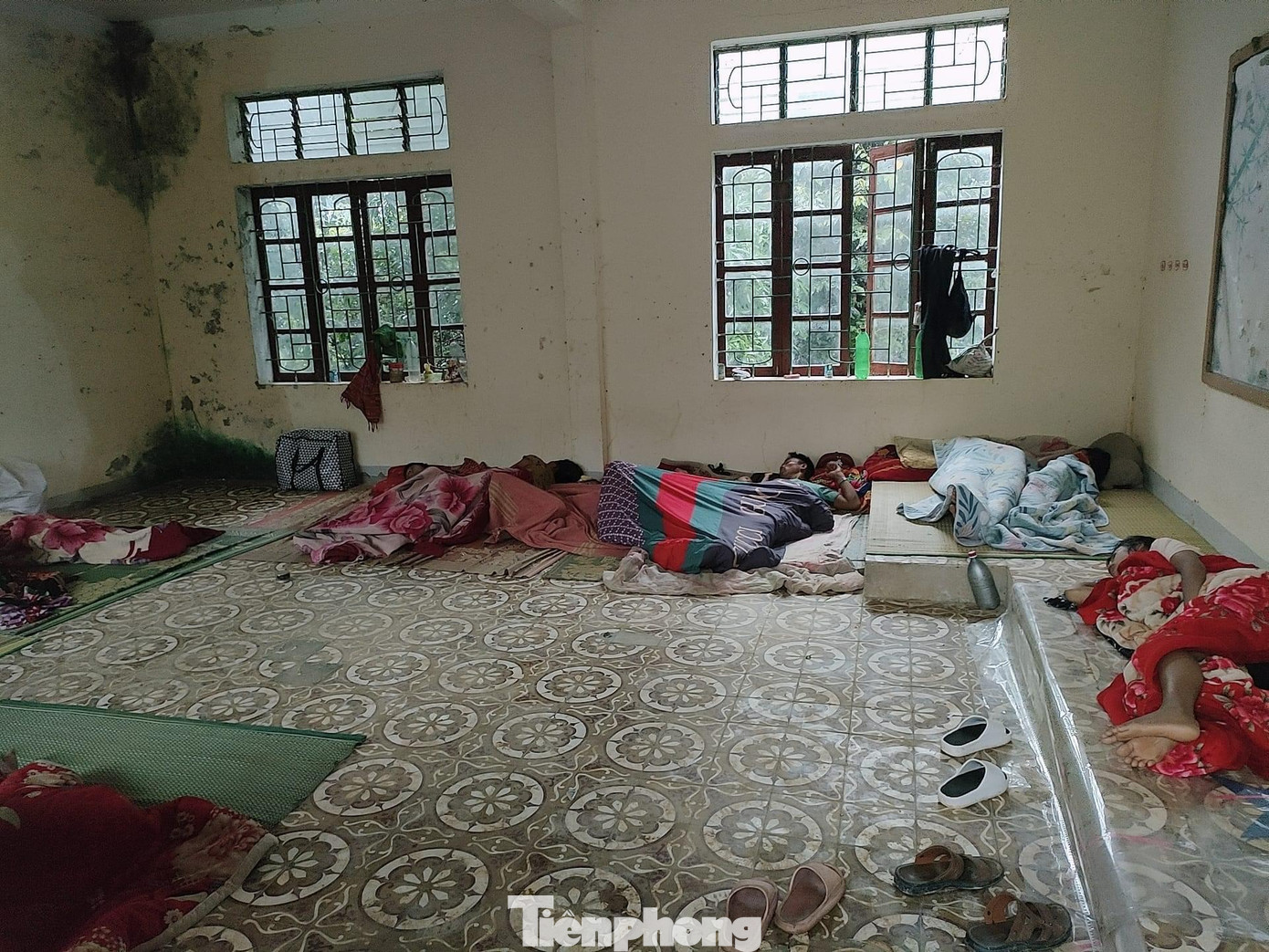 Người dân được di dời đến nơi an toàn