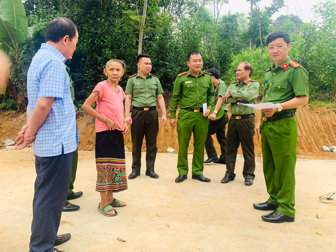Đại tá Trần Ngọc Tuấn, Phó Giám đốc Công an tỉnh Nghệ An (ngoài cùng bên phải) kiểm tra tiến độ thi công móng nhà ở huyện miền núi Quỳ Châu.