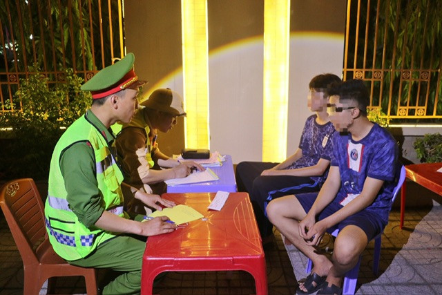 Tổ công tác 373 Công an TP Vinh làm việc với 2 nam thanh niên.