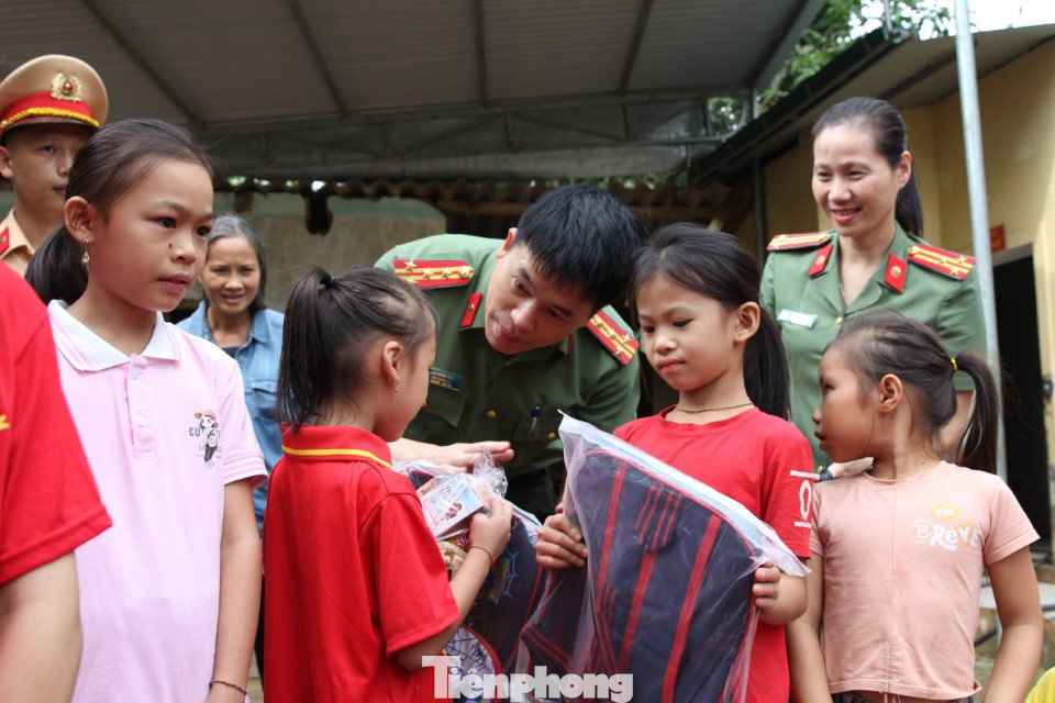 Tại đây, đoàn đã trao tặng hơn 2.500 quyển vở, cùng hàng trăm bộ đồ dùng học tập và các nhu yếu phẩm thiết yếu cho các em học sinh tại Trường THPT Qùy Châu, các Trường tiểu học Tân Lạc, Trường bản Tà Sỏi xã Châu Hạnh và Châu Thắng.