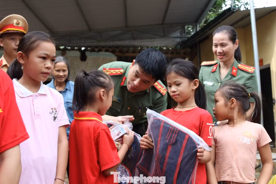 Tại đây, đoàn đã trao tặng hơn 2.500 quyển vở, cùng hàng trăm bộ đồ dùng học tập và các nhu yếu phẩm thiết yếu cho các em học sinh tại Trường THPT Qùy Châu, các Trường tiểu học Tân Lạc, Trường bản Tà Sỏi xã Châu Hạnh và Châu Thắng.