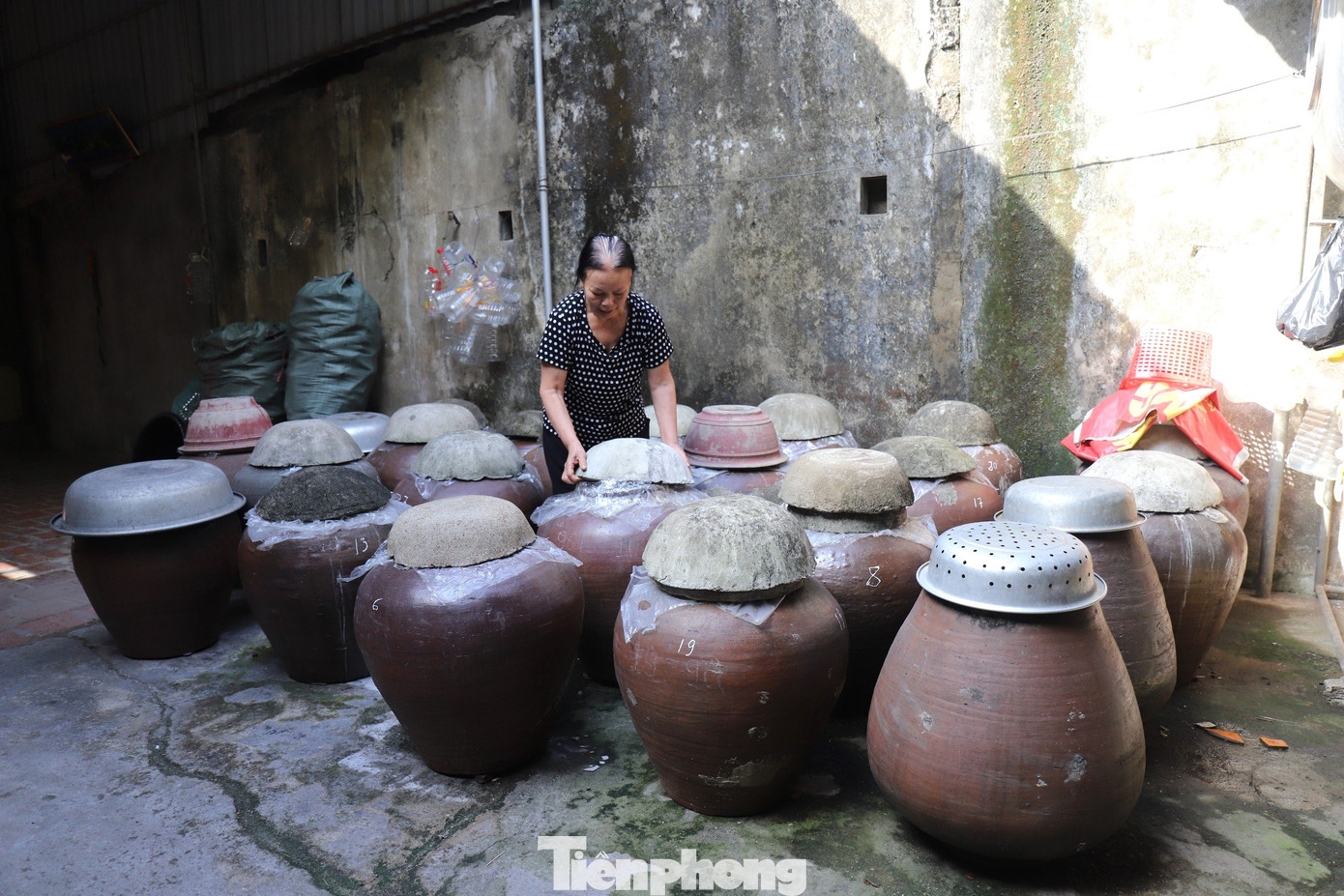 Vợ chồng bà Nguyễn Thị Hồng (trú thị trấn Nam Đàn) làm tương từ năm 27 tuổi đến nay. Bà cho biết, tương được làm quanh năm, khi bán hết chum này thì nấu chum khác bổ sung. Vào mùa hè, dân làng thường tranh thủ những ngày nắng để làm cật lực. Trung bình một tháng gia đình bà sản xuất 300-500 lít tương, mùa đông sản lượng giảm một nửa.