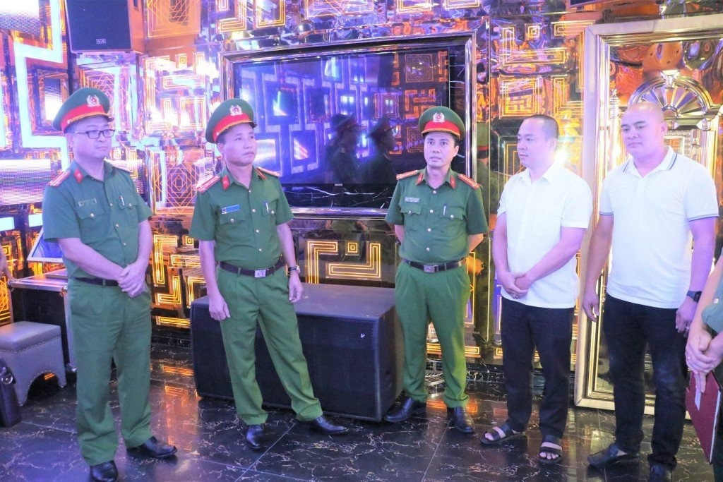 Công an Nghệ An kiểm tra một cơ sở karaoke trên địa bàn TP Vinh