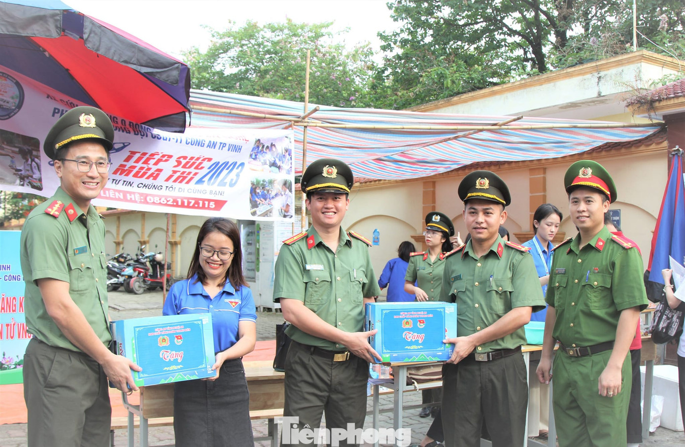 Ngày 5/6, gần 39.000 thí sinh trên địa bàn tỉnh Nghệ An bước vào kỳ thi tuyển sinh vào lớp 10 năm học 2023-2024. Tại các điểm thi, lực lượng Công an tỉnh Nghệ An đã có mặt từ sớm để hỗ trợ nước uống, sữa tươi, khăn lạnh, suất cơm miễn phí,…