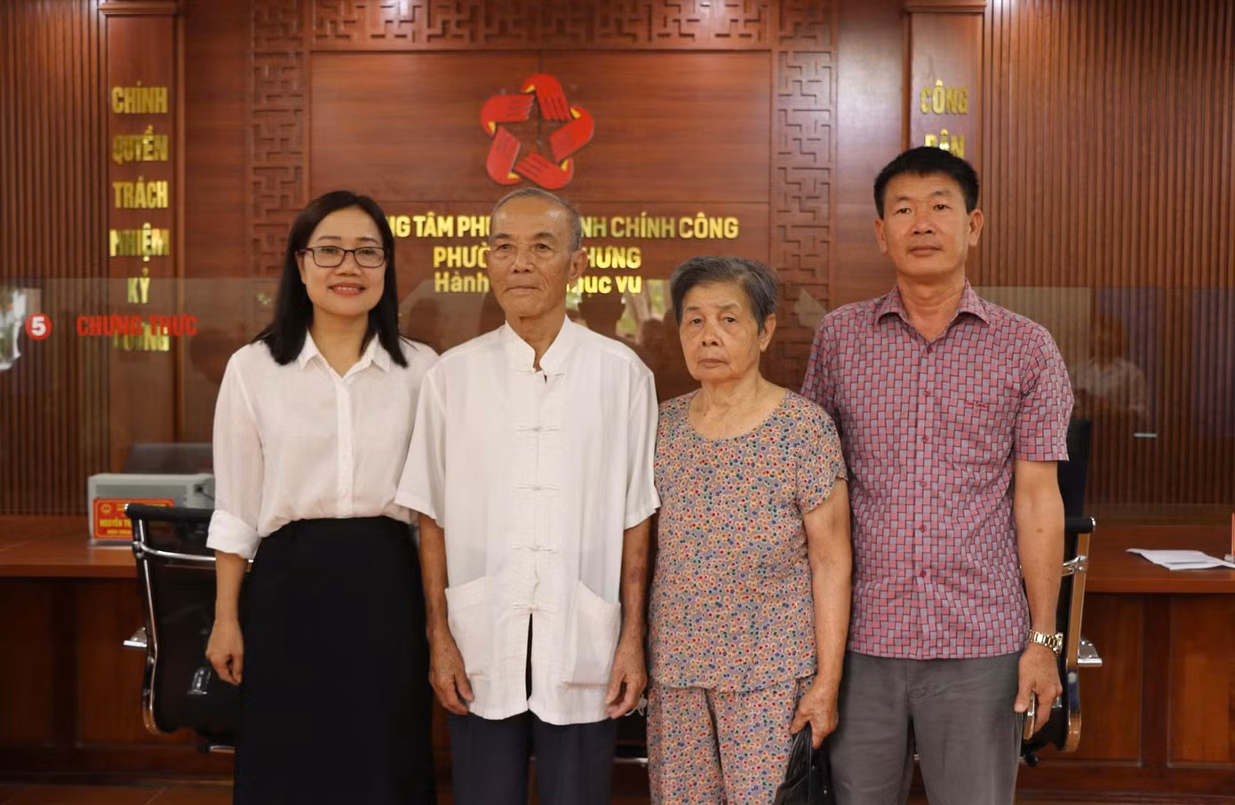 Mặc dù chưa hoàn thành được giấy tờ theo nguyện vọng nhưng cụ ông 88 tuổi rất vui vẻ.