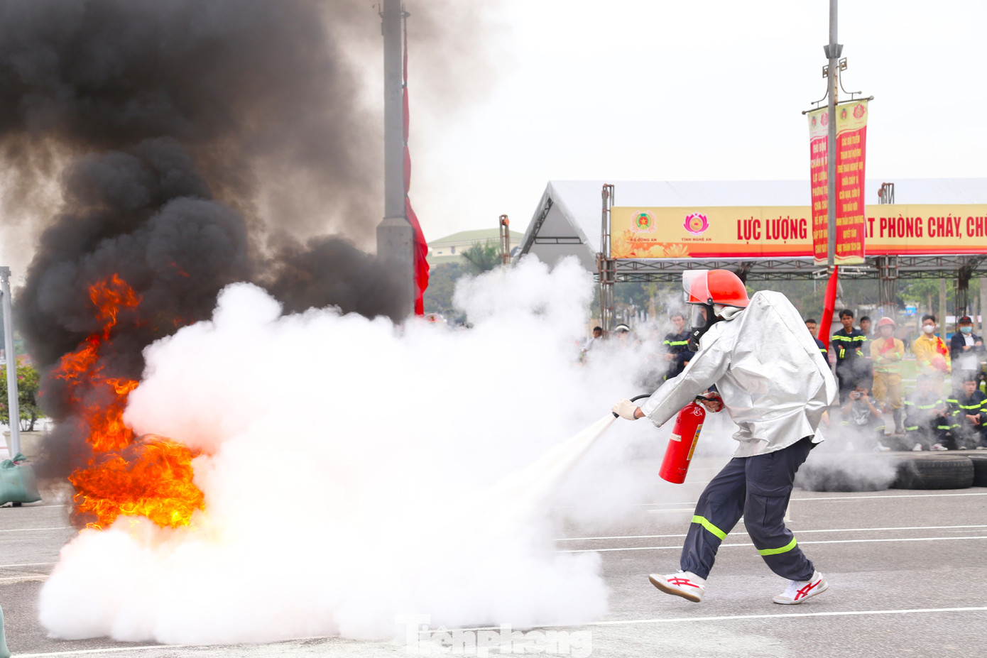 Bộ thiết bị phòng độc cách ly giúp chiến sỹ vượt qua môi trường có khói, khí độc để thực hiện nhiệm vụ…