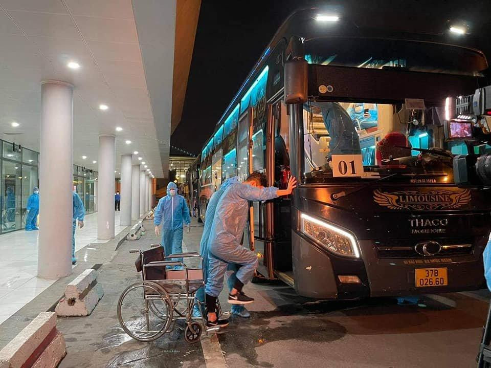 Đêm 14/4, đoàn 222 người từ Nhật Bản về đến sân bay Vinh. Đêm 14/4, đoàn 222 người từ Nhật Bản về đến sân bay Vinh.