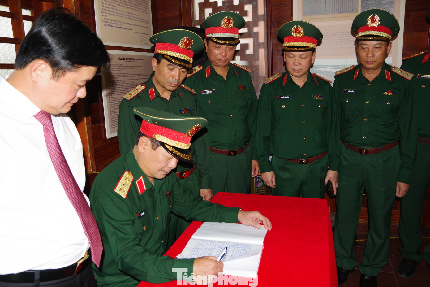 Thượng tướng Lê Huy Vịnh - Ủy viên Ban Chấp hành Trung ương Đảng, Ủy viên Quân ủy Trung ương, Thứ trưởng Bộ Quốc phòng, Trưởng ban Chỉ đạo Hội thảo viết vào Sổ lưu niệm tại Nhà tưởng niệm Đại tướng Chu Huy Mân.