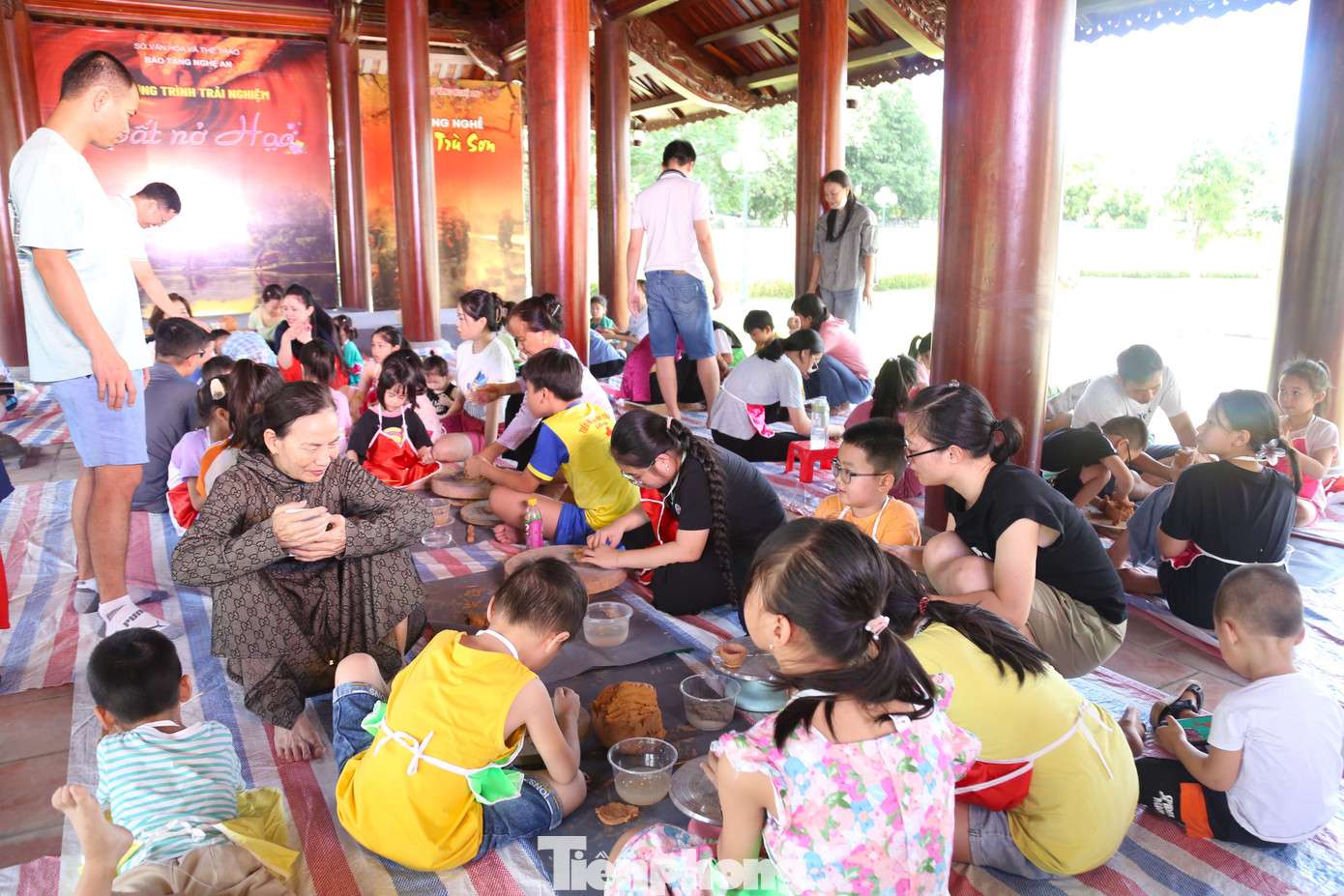 Chương trình thu hút rất đông các bạn nhỏ tham gia. Nhiều bạn rất thích thú vì lần đầu tiên được trải nghiệm làm gốm. Chương trình thu hút rất đông các bạn nhỏ tham gia. Nhiều bạn rất thích thú vì lần đầu tiên được trải nghiệm làm gốm.