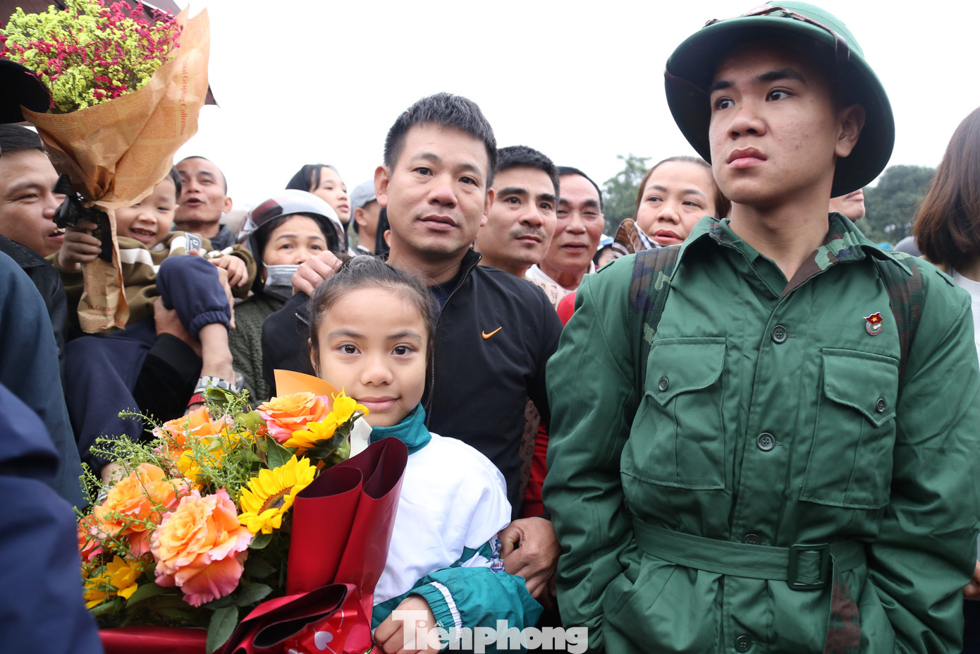 Em Bảo Trâm đôi mắt rưng rưng ôm bó hoa tặng anh trai Cao Đức Quý trước khi lên đường nhập ngũ. Em Bảo Trâm đôi mắt rưng rưng ôm bó hoa tặng anh trai Cao Đức Quý trước khi lên đường nhập ngũ.