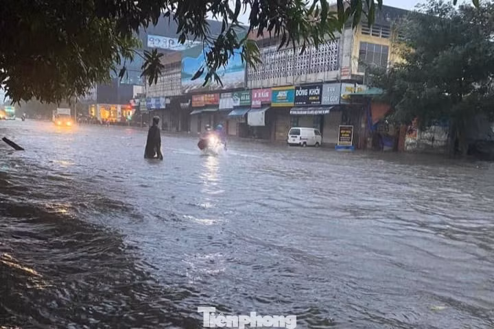 Khu vực Ga Vinh nước dâng lên nhanh (ảnh nhỏ bên trái). Nhiều phương tiện bì bõm lội nước đi làm trong sáng đầu tuần