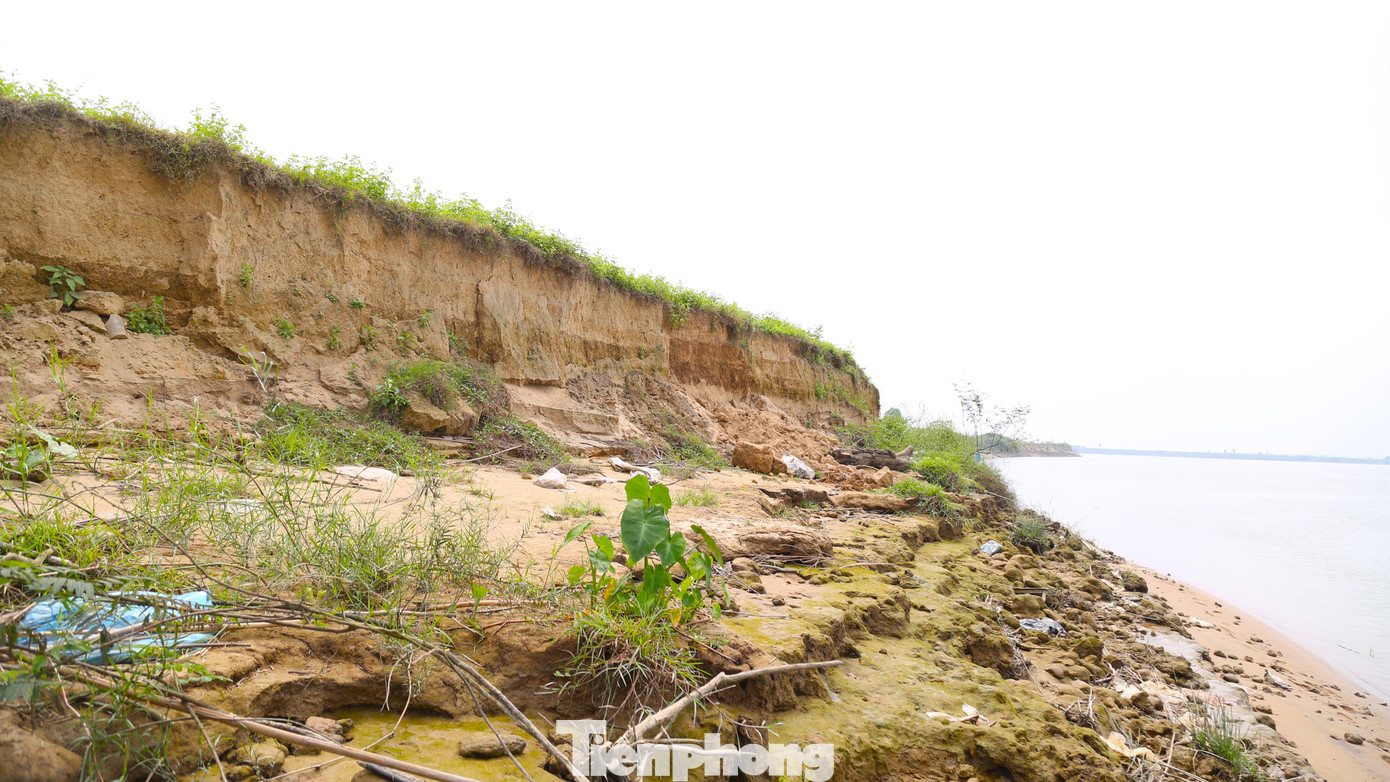 Các điểm sạt lở ngày càng lấn sâu vào đất sản xuất của người dân.