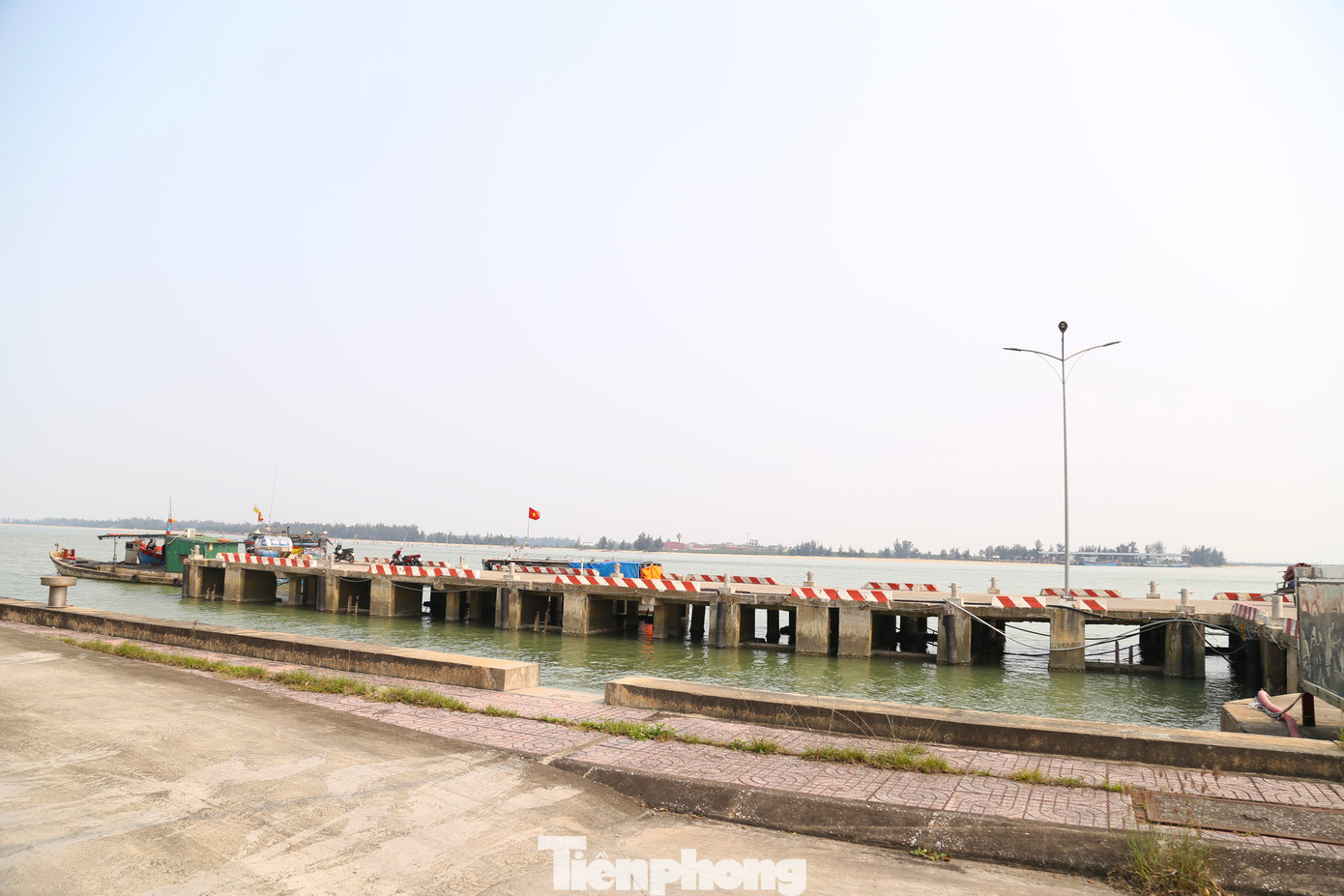 Ông Trần Xuân Học, Phó Giám đốc Sở Nông nghiệp và Môi trường tỉnh Nghệ An cho biết, sau khi hoàn thành dự án nâng cấp, mở rộng, năm 2020, cảng cá Cửa Hội được công bố mở cảng loại II. Tuy nhiên, những năm gần đây, cảng sử dụng không hết công năng. Nguyên nhân là do luồng lạch vào cảng ngày càng bị bồi lắng, các tàu công suất lớn không vào được để bốc dỡ hàng hóa hoặc vào, ra được nhưng phải chờ thủy triều lớn nên có thể lỡ chuyến biển. Trong khi đó, tàu cá của địa phương không vào cập cảng cá, mà chỉ cập bến tư nhân, do gần nhà để tiện mua bán sản phẩm và thuận tiện cho ngư dân sửa chữa ngư lưới, bảo quản ngư cụ, canh tàu.