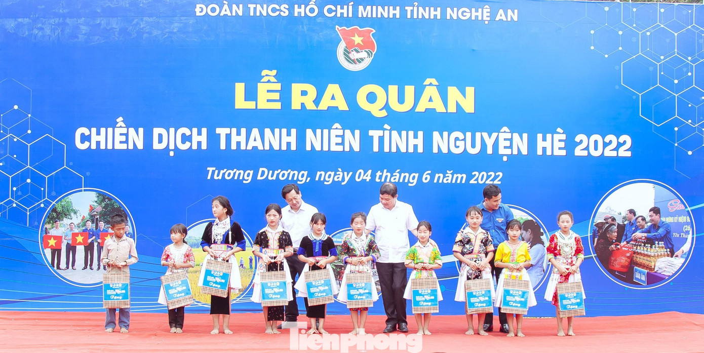 Tại lễ ra quân, Ban tổ chức dành tặng 10 túi quà an sinh cho 10 gia đình có hoàn cảnh khó khăn; 10 suất quà cho 10 em học sinh có hoàn cảnh khó khăn trên địa bàn xã Tam Hợp;...